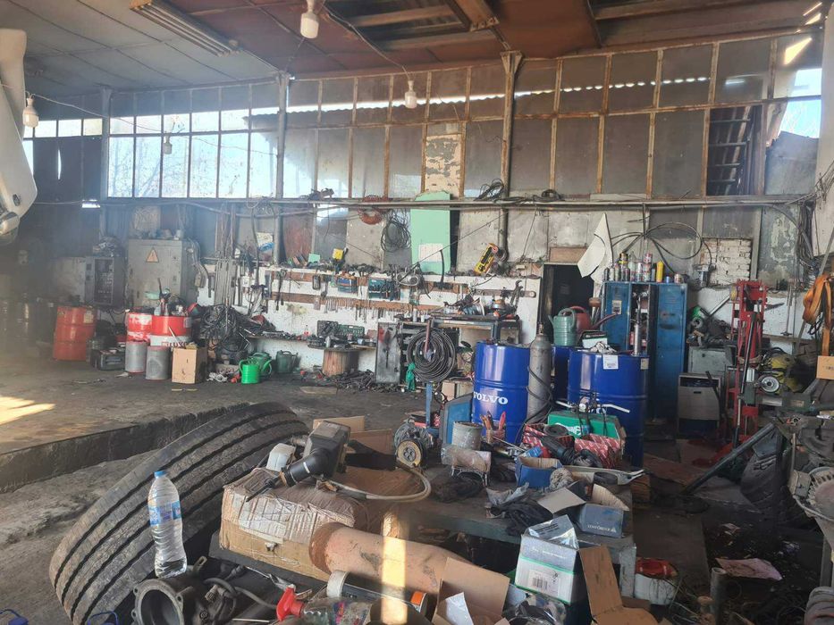 Оборудвано хале за ремонт на камиони