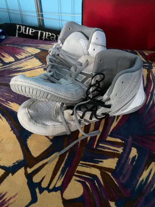 Продавам борцовки ASICS
