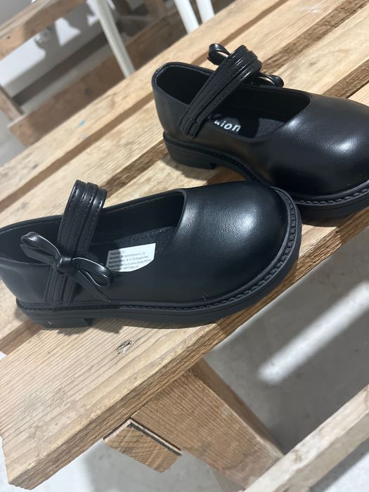 Продам новую обувь в школу на девочку!