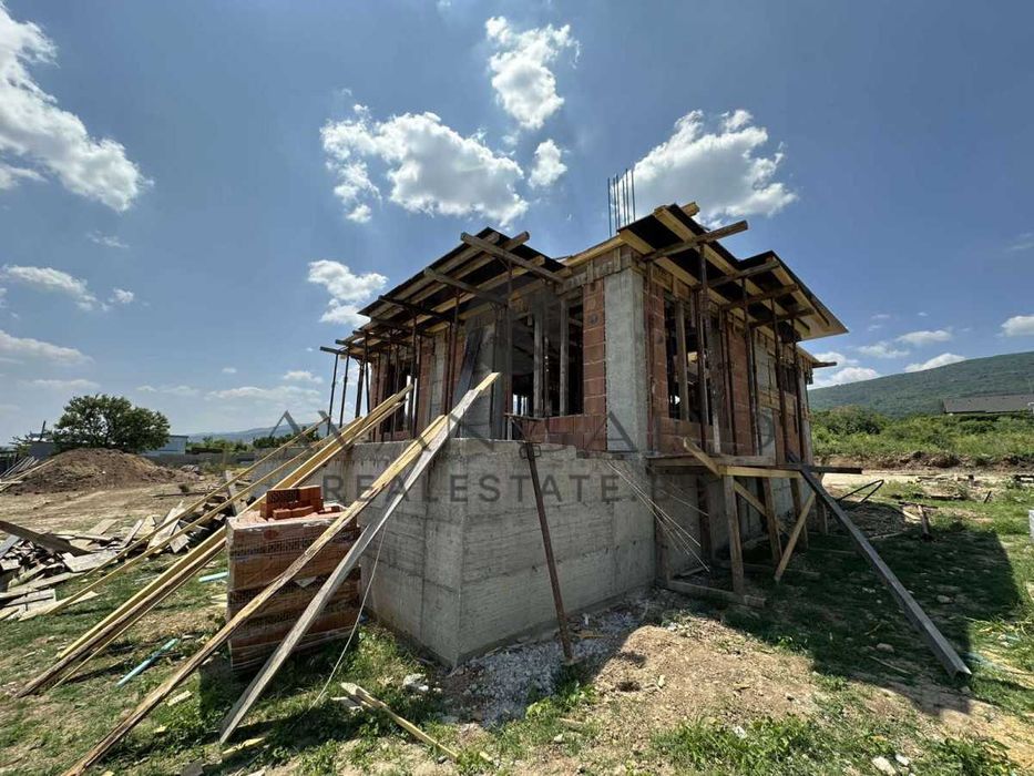 оф.23101 Двуетажна къща с двор/ Брестник