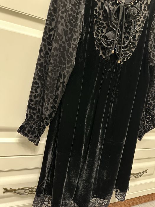 черное платье бархатная очень классно сидит