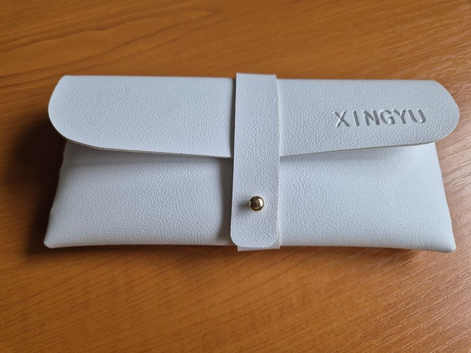 Слънчеви очила с бял калъф