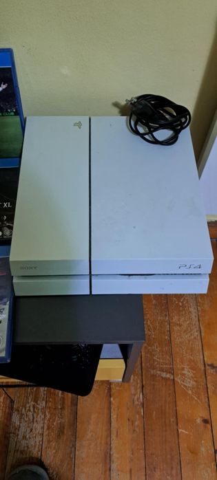 Продавам Playstation 4