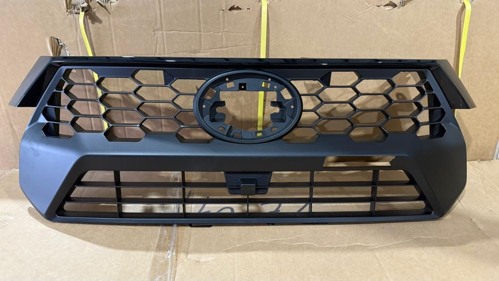 Решетка радиатора Hilux 2025