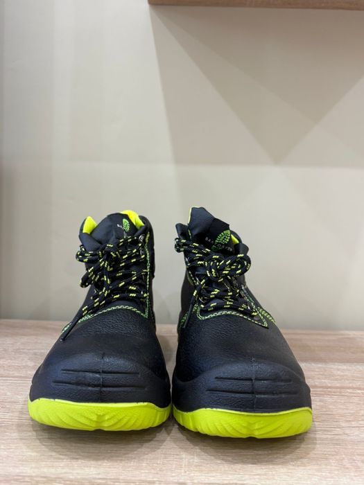 Продается спец.обувь осенний новый