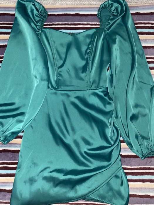 Платье атласное изумрудное