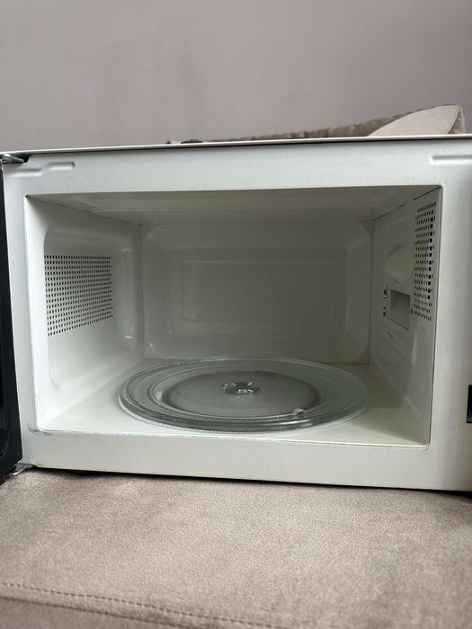 Cuptor cu microunde Candy