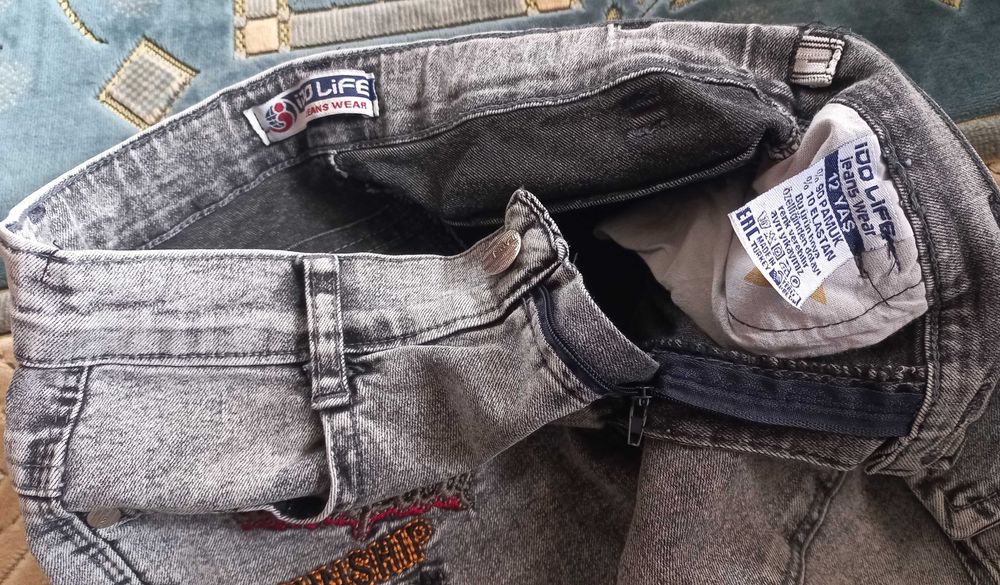 Продам джинсы на 10-12 лет