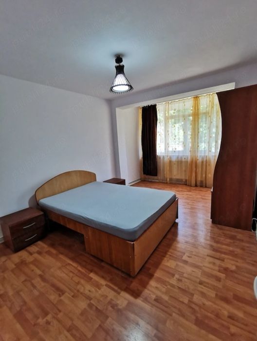 Apartament cu 3 camere de închiriat