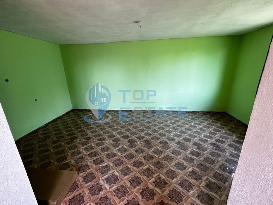 Двуетажна тухлена къща с хубава локация в село Борово, област Русе