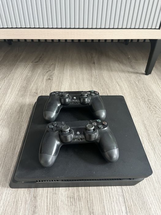 Продам playstation 4 +2джойстика