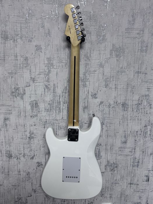 Продаю электрогитару Fender stratocaster white