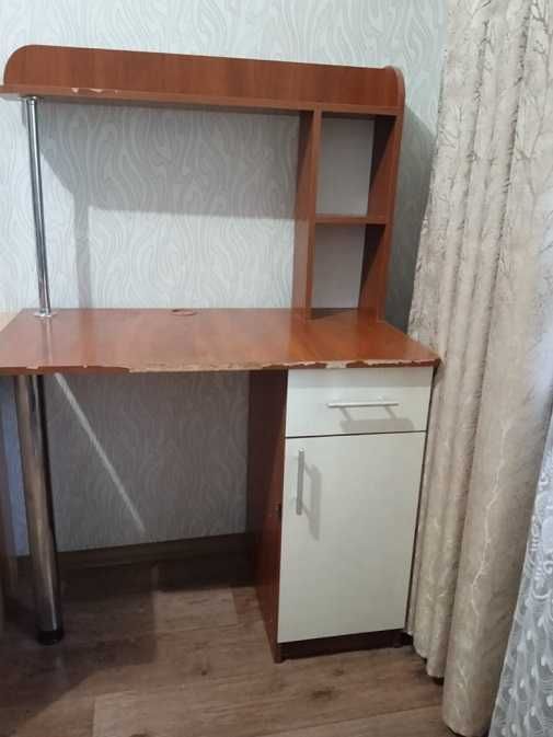 Продам очень удобный  компьтерный столик