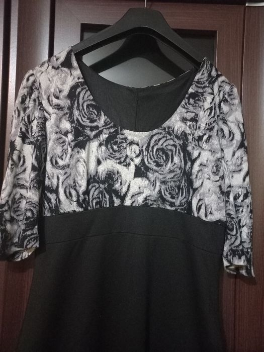 Rochie foarte comoda , pentru serviciu sau seară,  cu căptușeală.