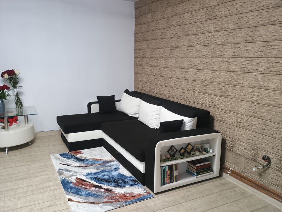 Vând  pat extensibil alb- negru