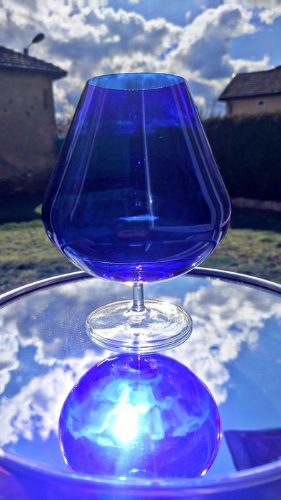 Две големи тънкостенни чаши от цветно стъкло