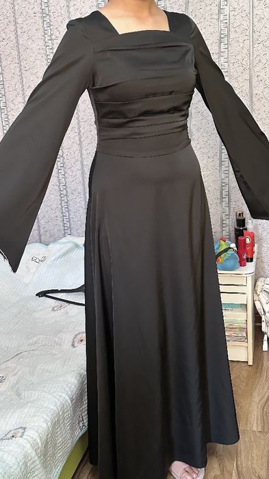 Черное атласное платье