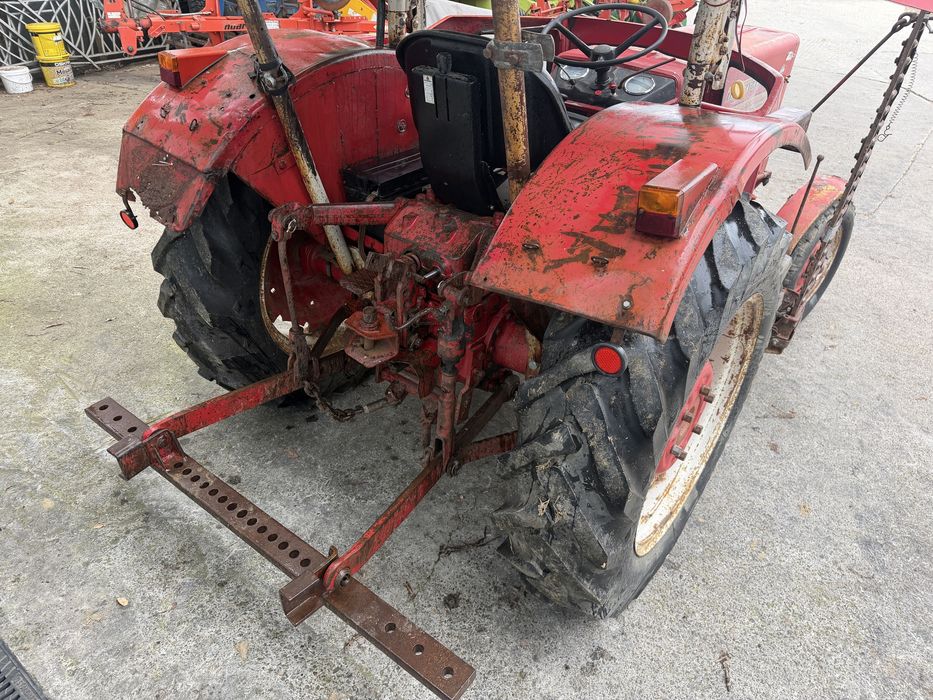 Tractor international 353 cu cositoare