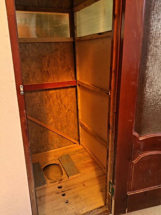 Туалет сырткы сатылады