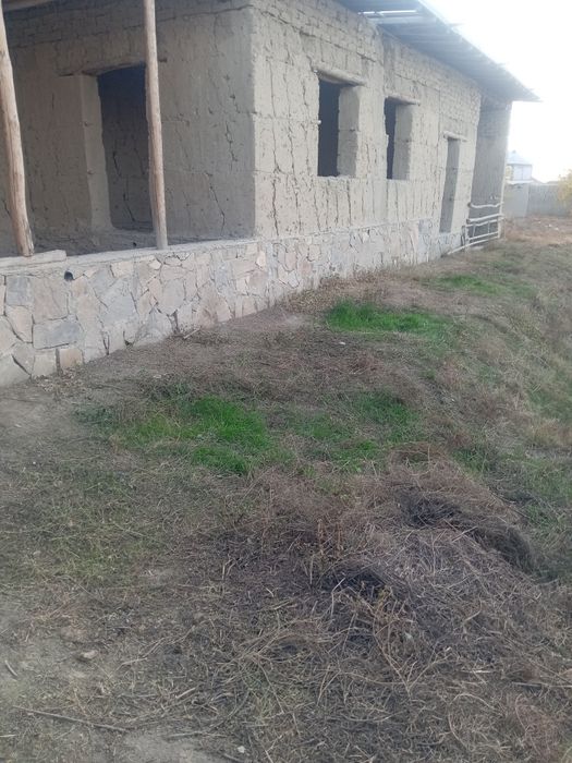 Yigirma besh sutik uyjoy sotiladi yarim tayyor holda ekkiga bulib ham