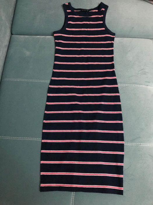 Продаются платья.