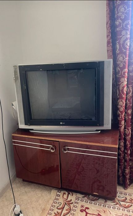 Телевизор большой в отличном состояний