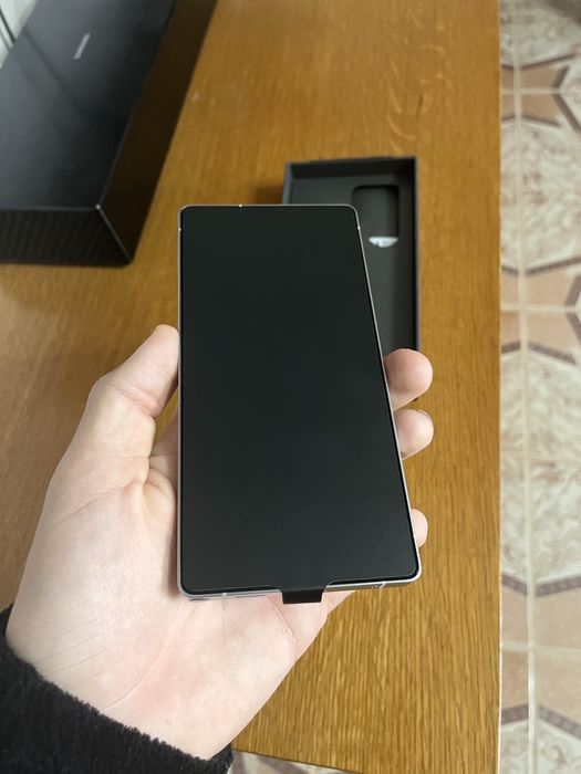 Vând telefon nou sigilat,adus din Anglia+incarcator