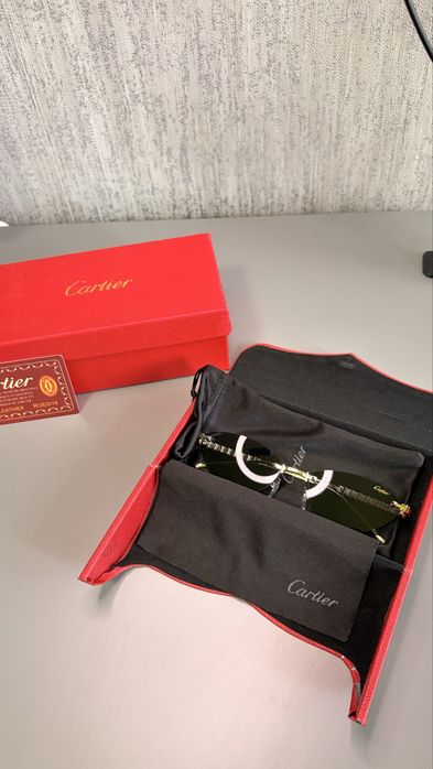Clash de Cartier тип “cat-eye”