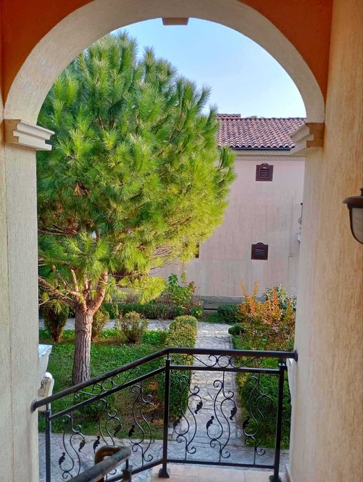 Дава се под наем Двустаен апартамент в к.к. Елените - 56 кв.м за 612 € - Снимка #2