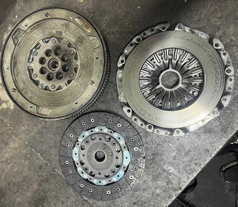 Kit ambreaj cu volanta LUK bmw 2.0d n47 ca NOU folosit 2 saptamani