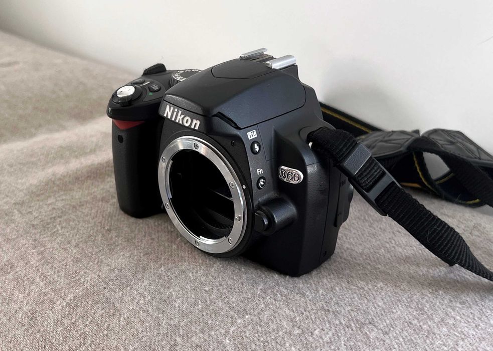 Nikon D60 DSLR body, stare bună, fără baterie, curea inclusă