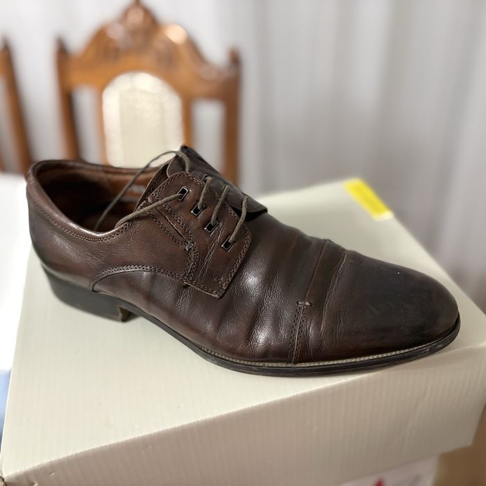 Аяқ киім сатылады