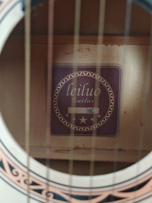 Продам гитару не дорого