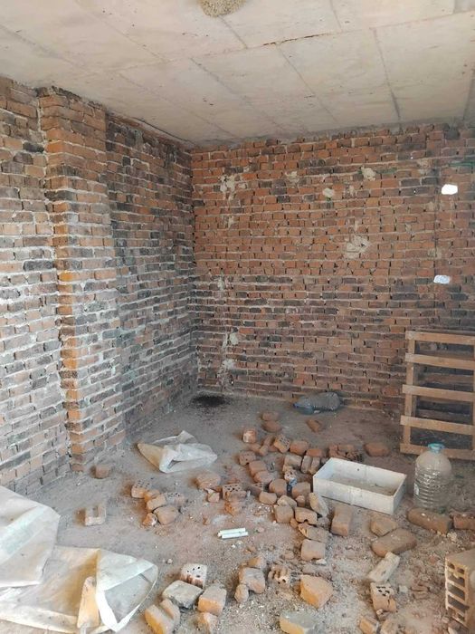 Просторна триетажна къща