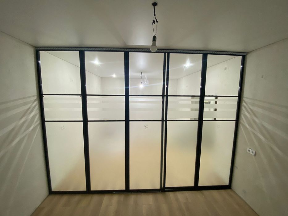 Перегородки из коленного стекла