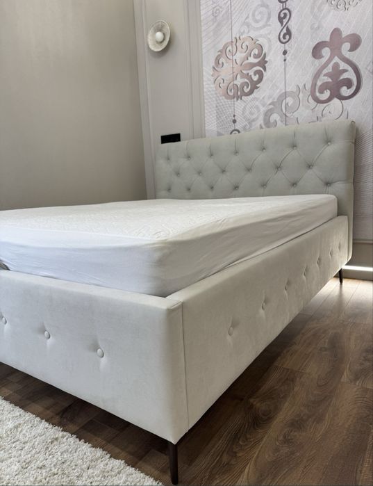 Кровать двуспальная с матрасом