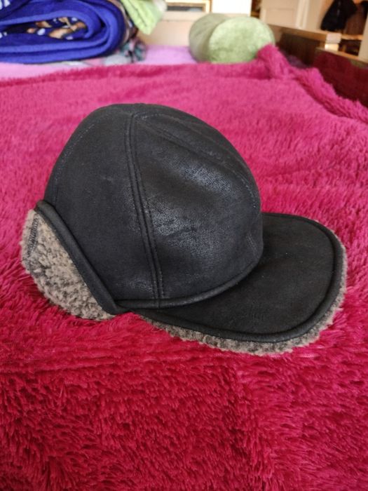 Продаю 2 шапки,осеннии.