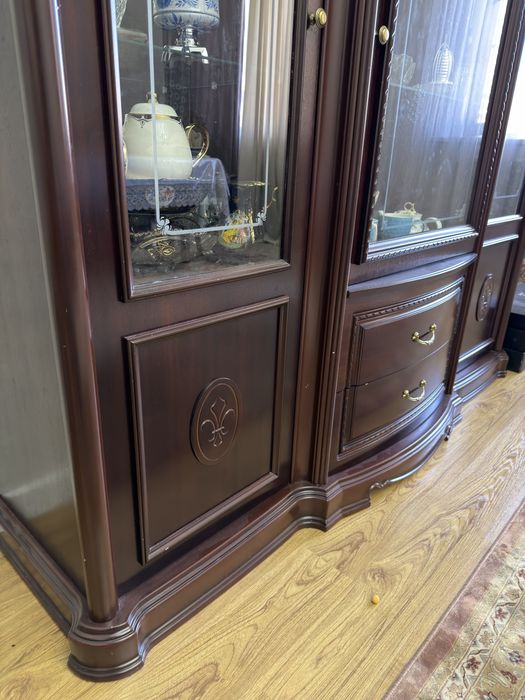 Комод с зеркалом и сервант для зала