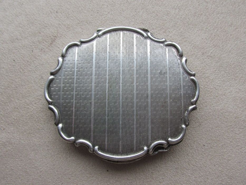 Стара сребърна,гравирана пудриера