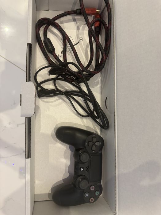 Продавам много запазен Ps4 slim +игрите