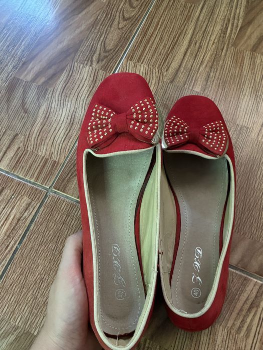 красные балетки с бантом