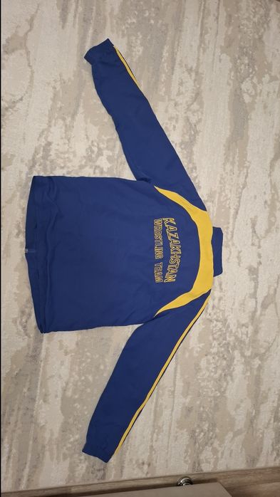 Продам спортивный костюм