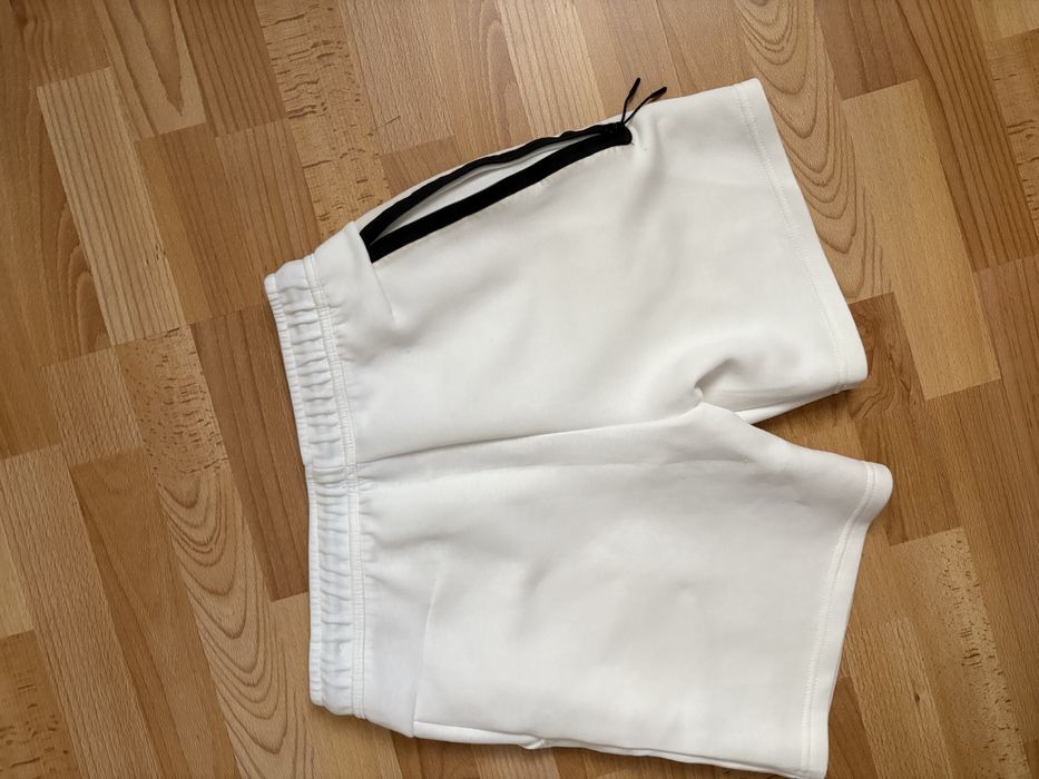 Pantaloni scurti nike tech fleece albi marimea m