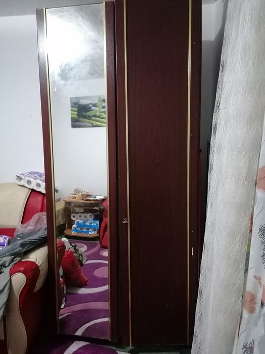 Vînd dulap cu oglinda