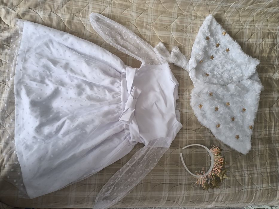 Платья белое в горошек