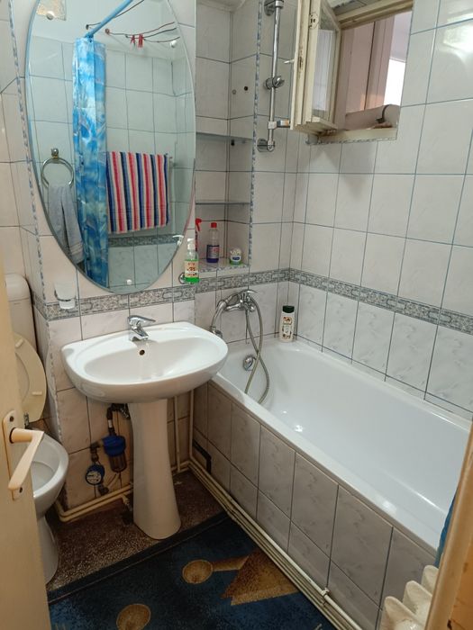 Închiriez avantajos apartament 3 camere decomandat, etaj 2/10
