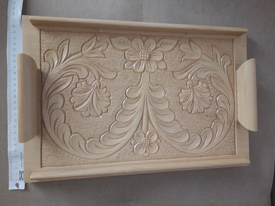 Tava sculptata din lemn masiv.