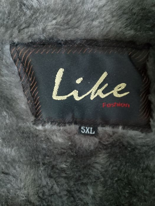 Дублёнка, тёплая и удобная.