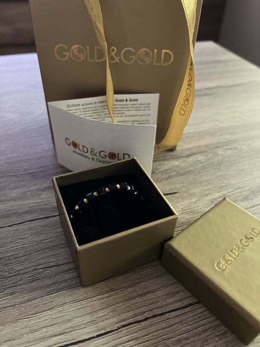 Златна гривна с оникс