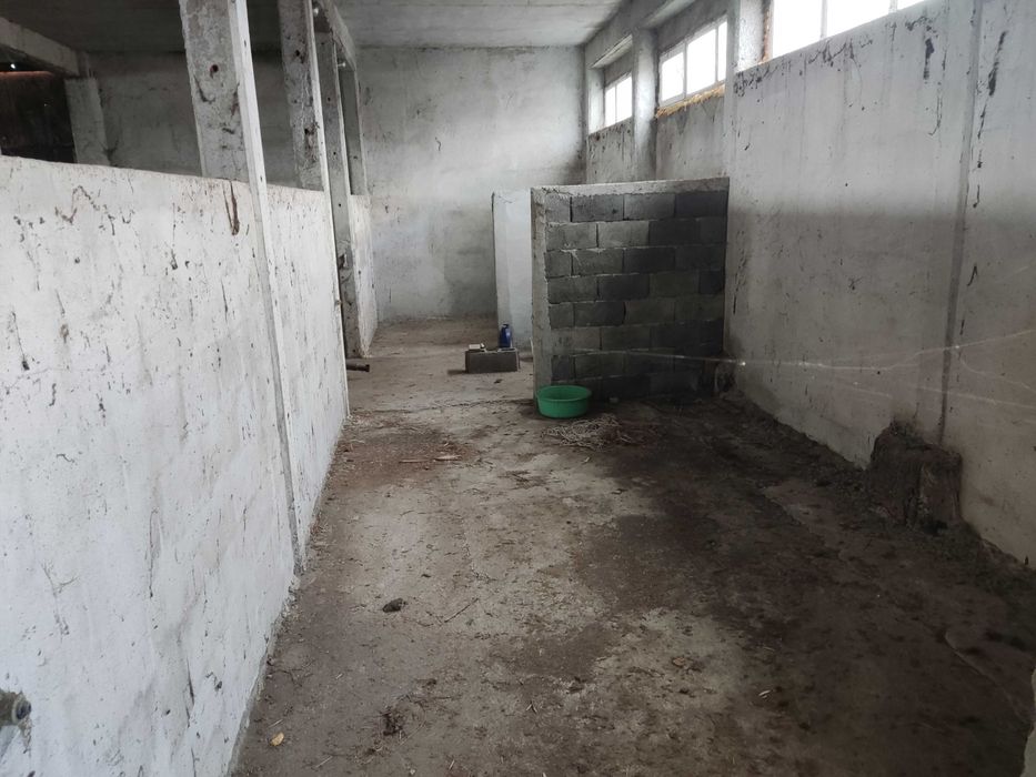 Под наем производствена сграда  1000 кв. м. и УПИ с площ 5000 кв. м.,